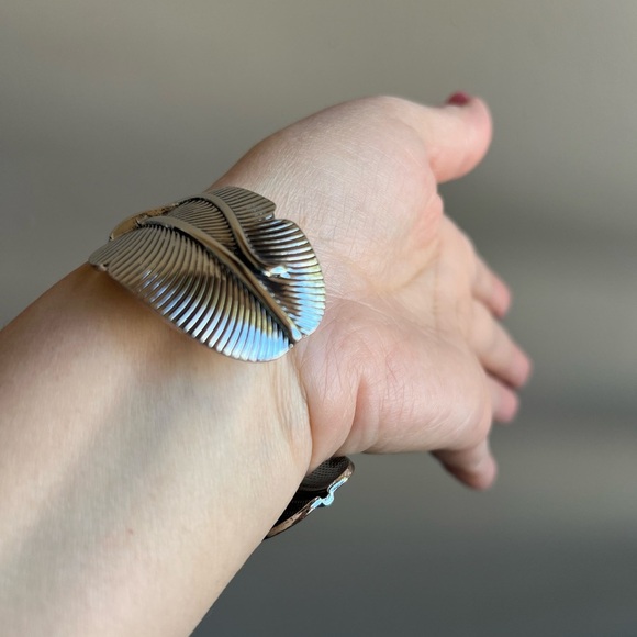 Cuff Bracelet silver tone and cream colored stones, fashion jewelry - Picture 4 of 8